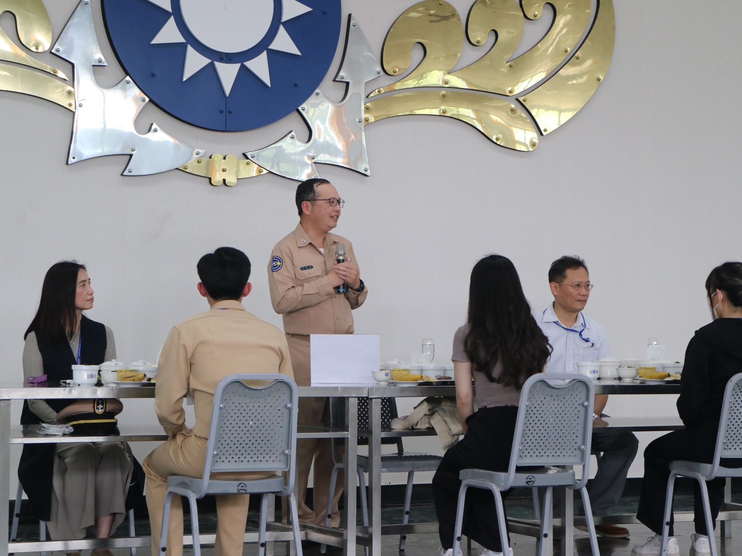 總隊長王俊傑上校(中央站立者)於用餐前致詞。.jpg