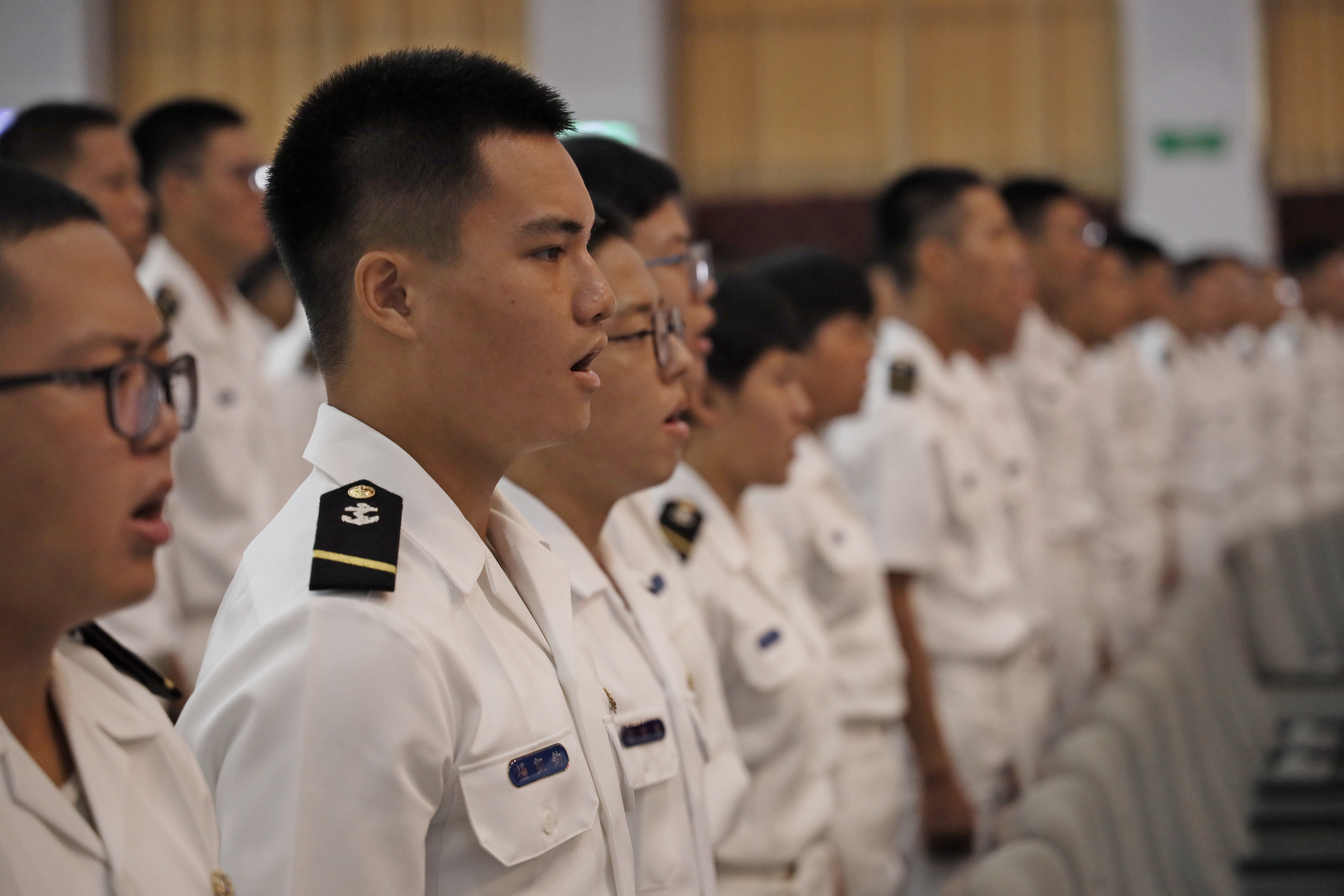全體人員齊唱「海軍官校校歌」。