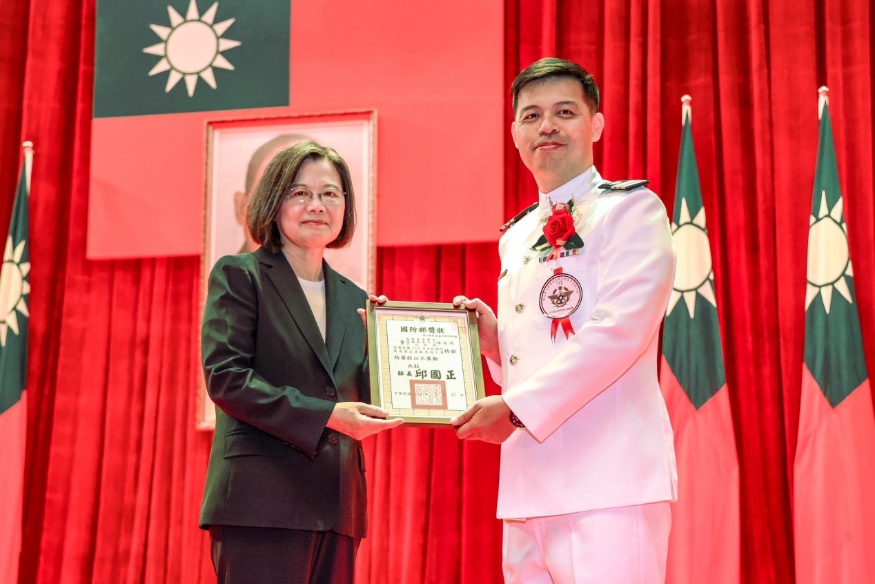 海軍官校通識教育中心中校助理教授鍾成鴻獲選「112年全民國防教育傑出貢獻獎」